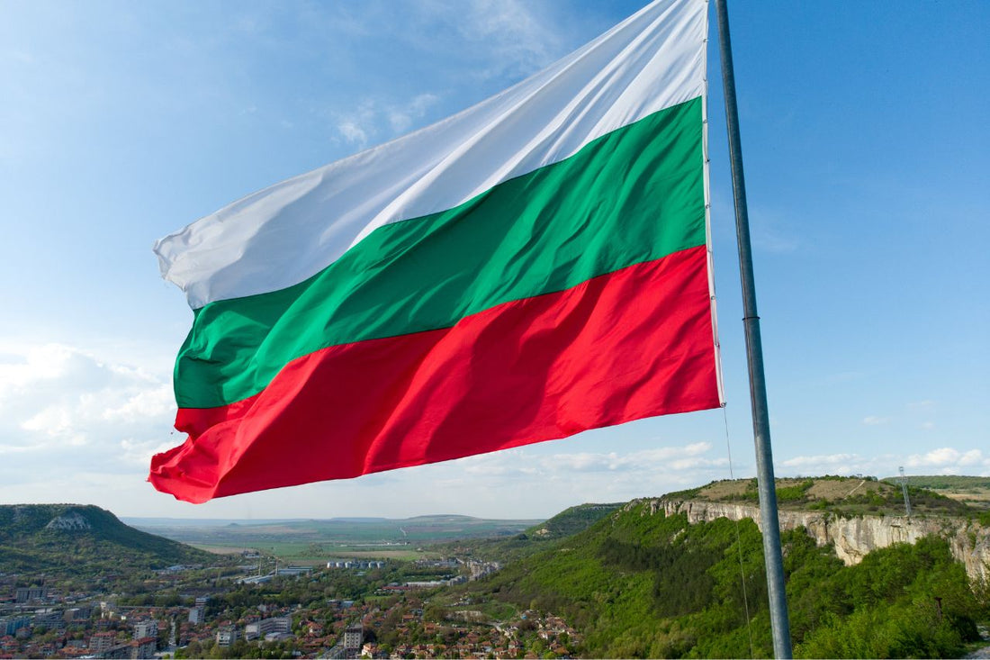 Bułgarska flaga powiewająca nad miastem