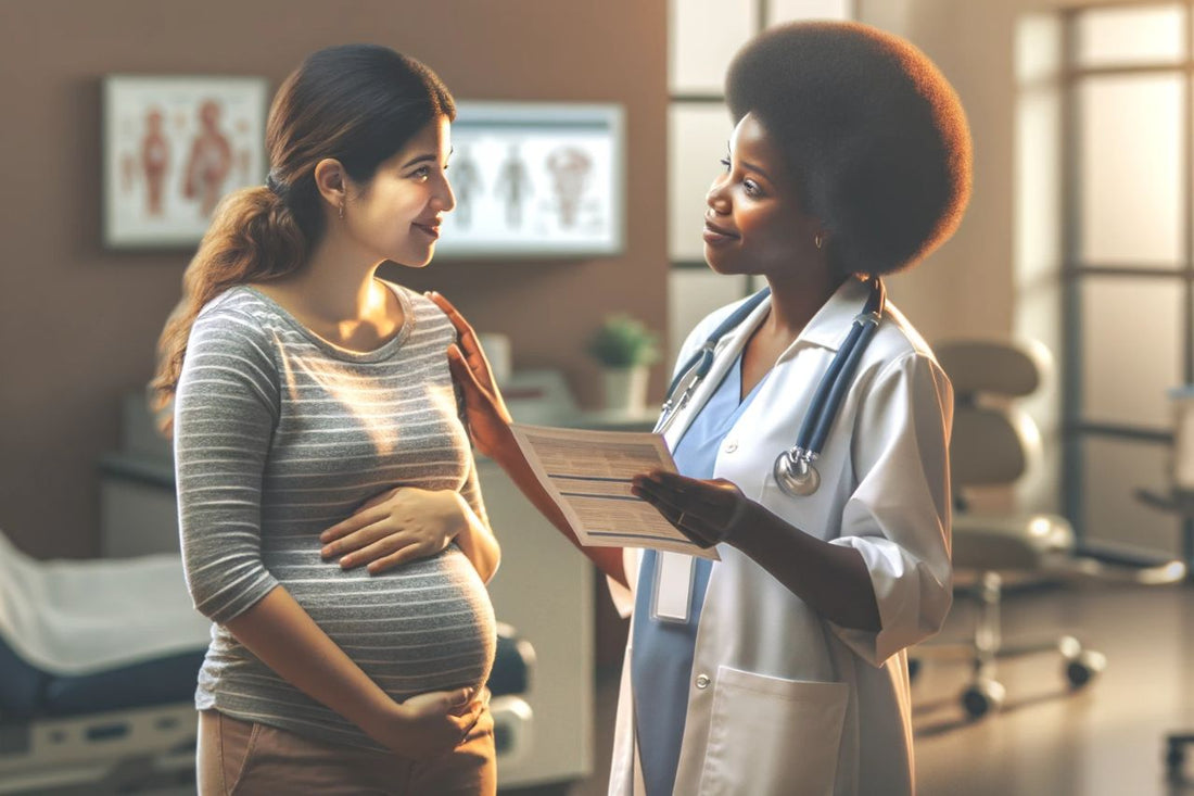 Lekarz rozmawiający z kobietą w ciąży