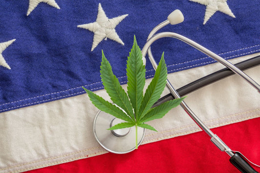 Liść marihuany, stetoskop i flaga USA