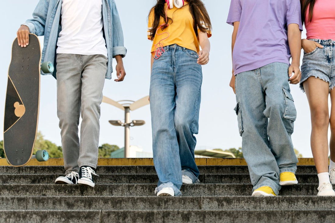 Grupa nastolatków schodzących po schodach