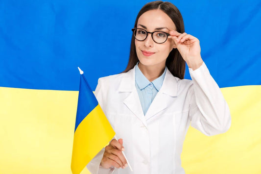Lekarz trzymający ukraińską flagę